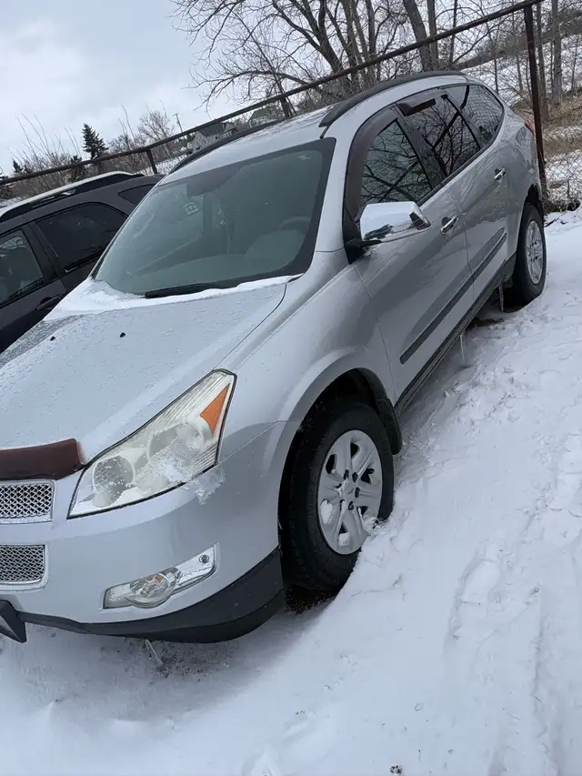 2011 Chevy travers ls AWD - Photo 3