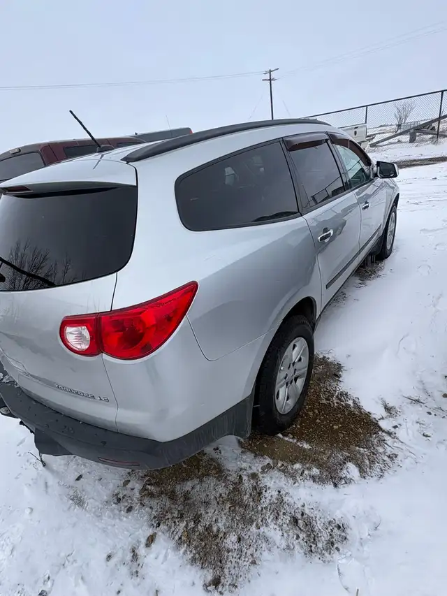 2011 Chevy travers ls AWD - Photo 4