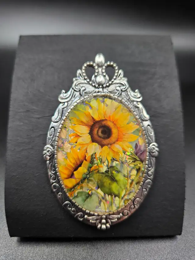 Stunning Handcrafted Flower Brooch/Necklace Duo - Photo 3