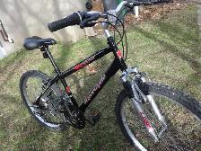 VÉLO SUPERCYCLE,ROUES DE 24 POUCES, SUSPENSION AVANT. PROPRE.