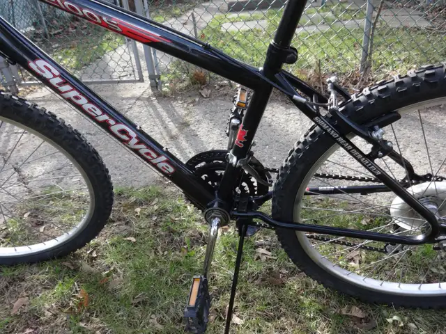 VÉLO SUPERCYCLE,ROUES DE 24 POUCES, SUSPENSION AVANT. PROPRE. - Photo 5