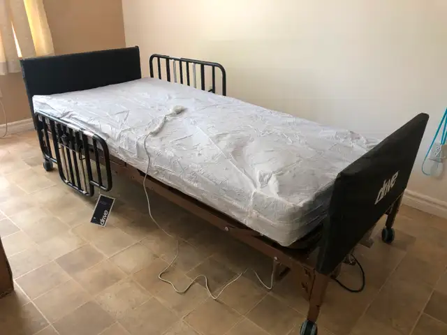 Used Full Electric Medical Hospital Bed With Mattress, & Rails - Photo 4