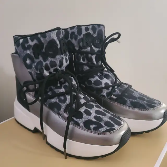 Brand New Michael Kors women winter waterproof boots Size 9 - Photo 4