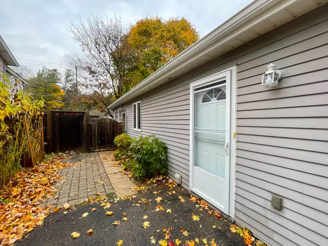 Room with a private bathroom for rent close to UW & WLU - Photo 2