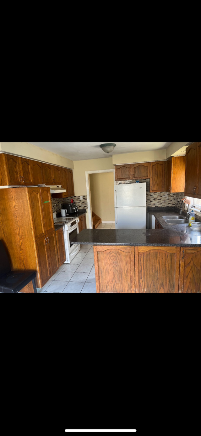 Private room shared wash room available May 1 - Photo 7