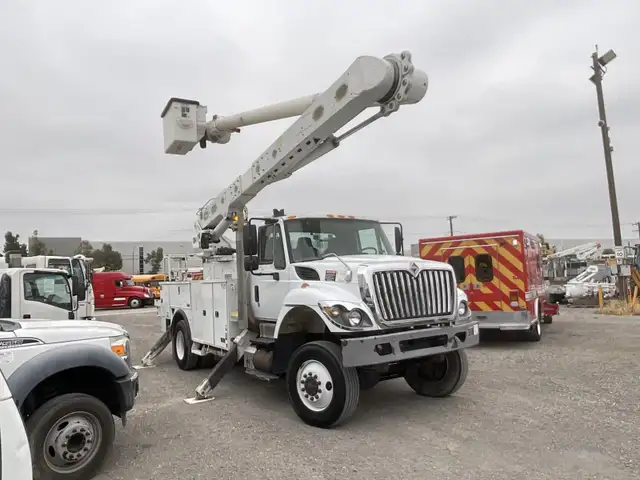 2014 International 7300 Altec AM55 Bucket Truck - Photo 4
