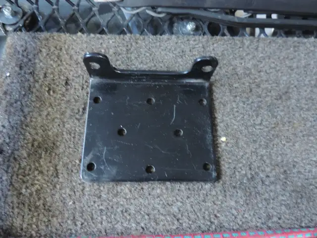 Plaque pour le montage de treuil