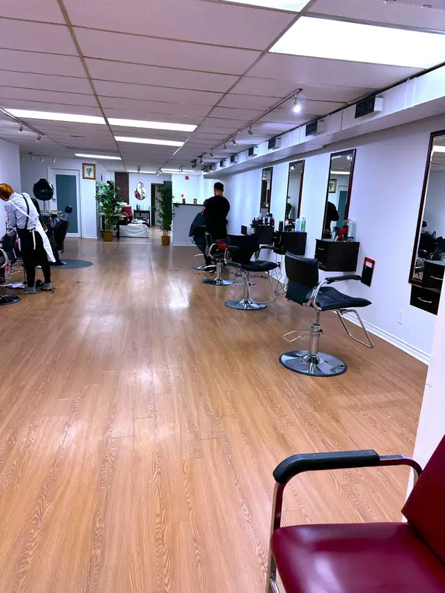 ~HAIR STYLIST NEEDED (Yonge & Eglinton)~ - Photo 2