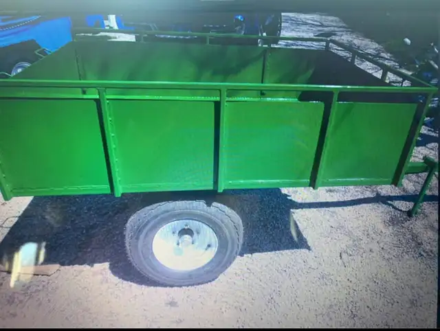 Remorque en métal dompeuse