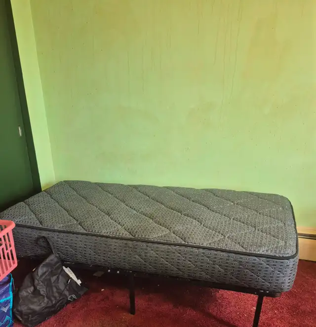 Single bed frame and mattress
