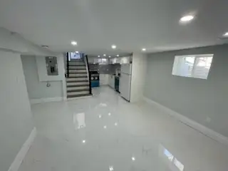 Duplex unit -2 Bedrooms, 2 bathrooms, 2 parking & laundry. - Photo 5