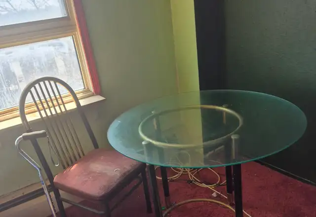 Glass table with 2 chairs