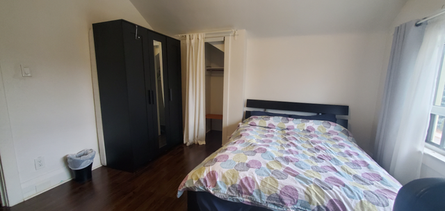 Bright large room for rent available immediately - woman only - Photo 2
