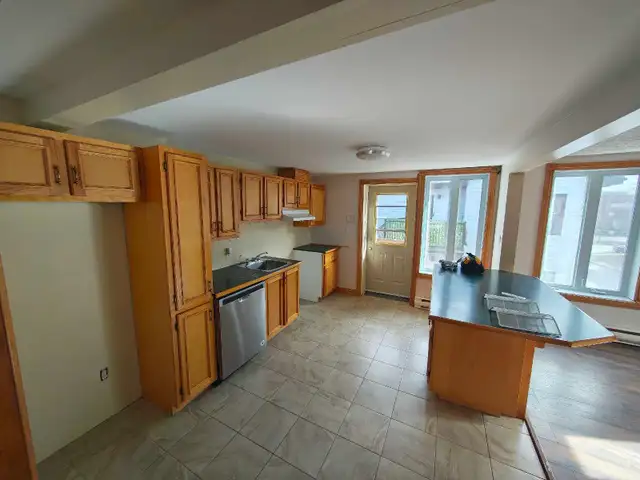 5 1/2 a louer 102 bowen N.