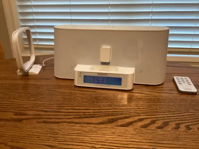 Sony FM/AM Clock Radio with Remote - Photo 4