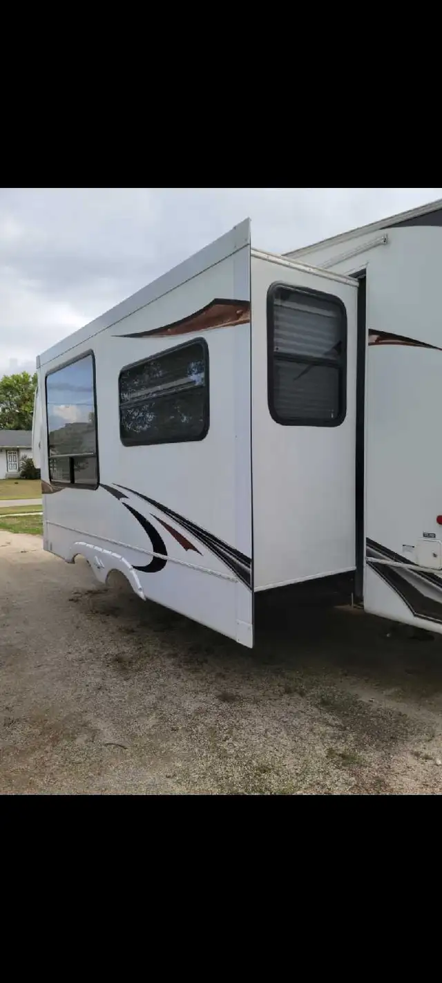 2010 Keystone Cougar 5th wheel Trailer - Photo 2