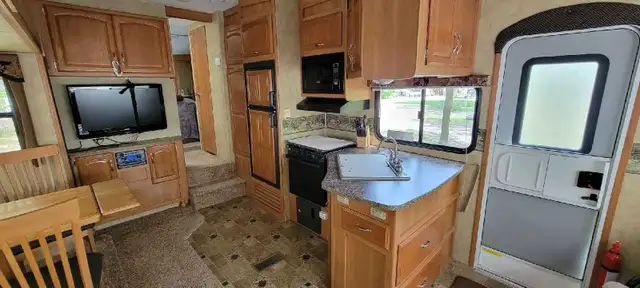 2010 Keystone Cougar 5th wheel Trailer - Photo 4