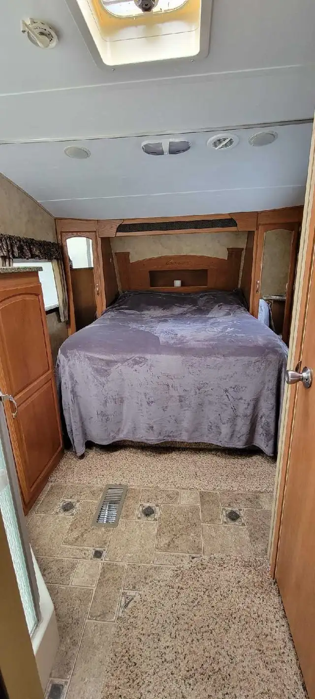 2010 Keystone Cougar 5th wheel Trailer - Photo 5