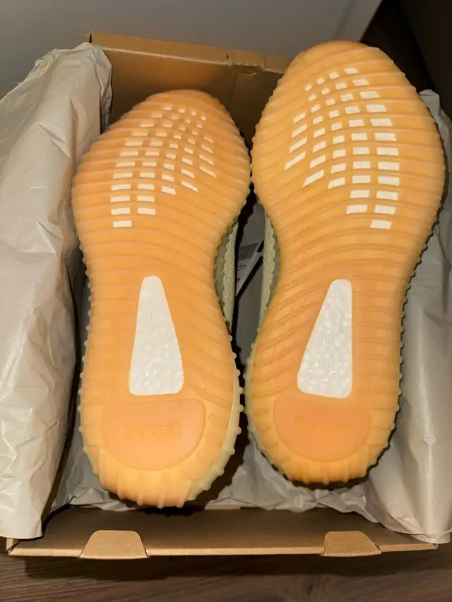 Adidas Yeezys - Photo 3