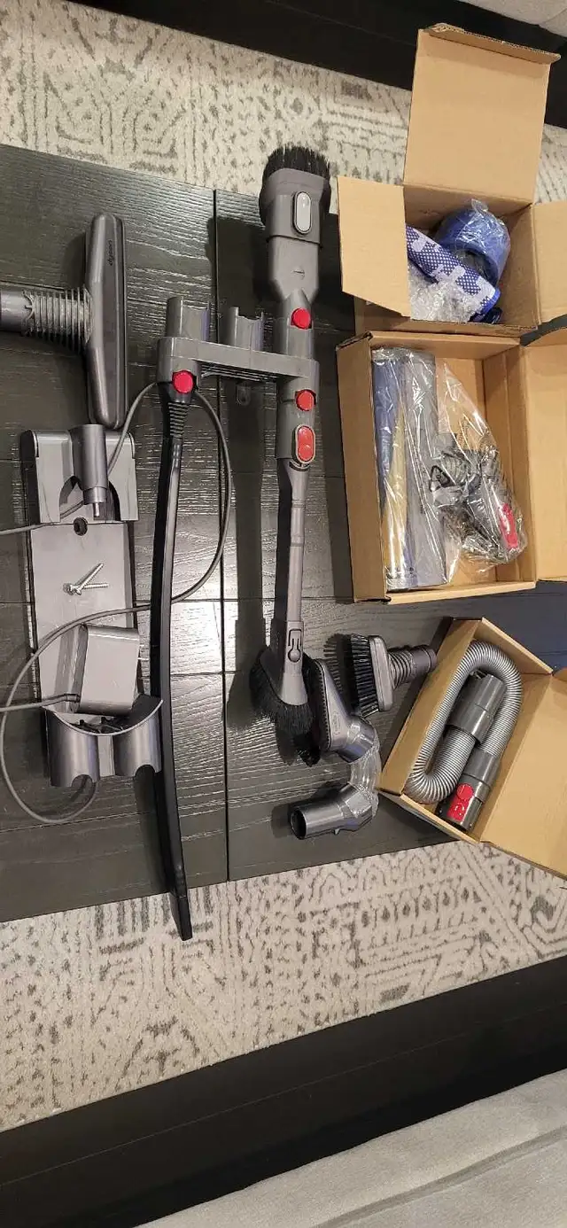 used Dyson V8 Stick vacuum set - Photo 2