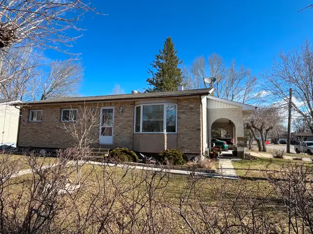 2 Bedroom, 1 bathroom house for sale in Selkirk, Mb