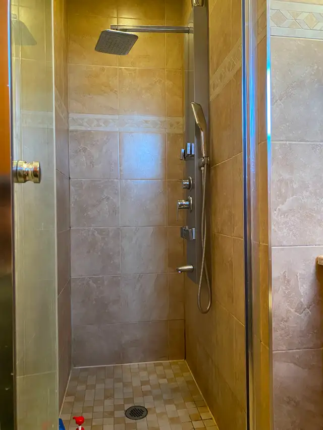 $1200-Master Bedroom with private bathroom in Steeles/Bathurst - Photo 2