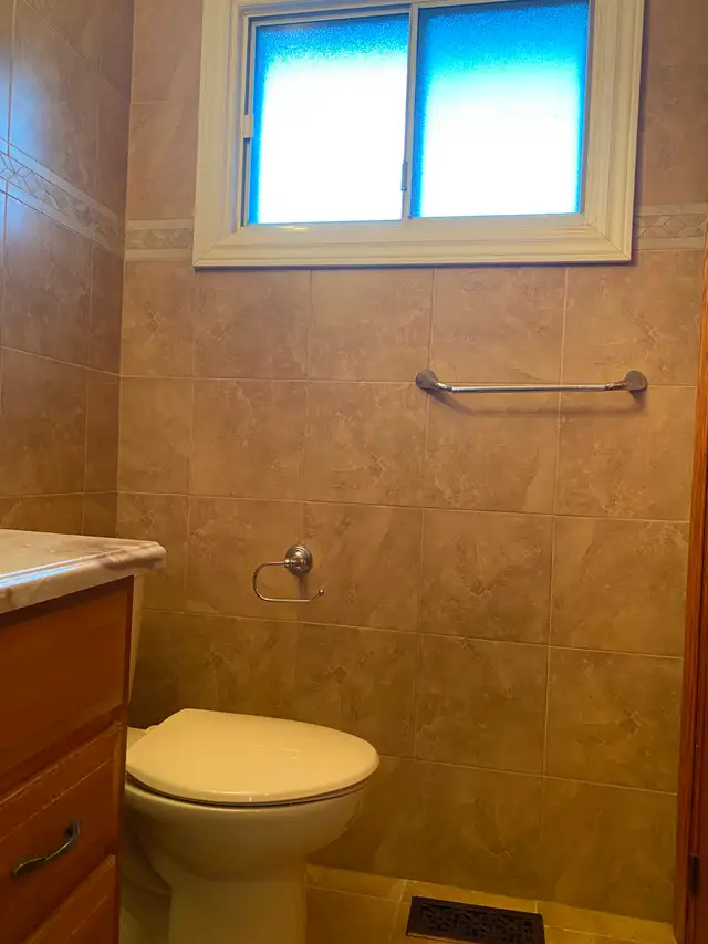 $1200-Master Bedroom with private bathroom in Steeles/Bathurst - Photo 4