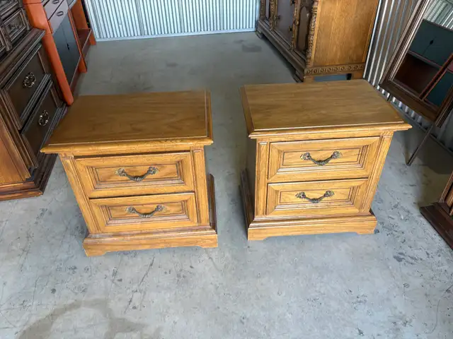 Free delivery used Pair of Vintage Wooden Nightstands - Photo 2