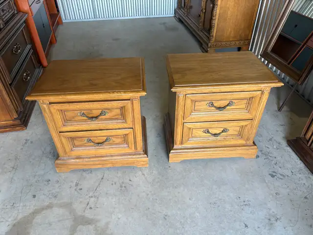 Free delivery used Pair of Vintage Wooden Nightstands - Photo 3
