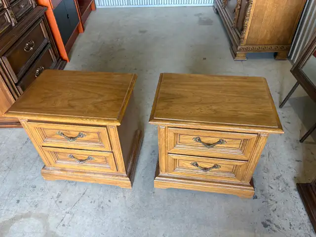 Free delivery used Pair of Vintage Wooden Nightstands - Photo 4