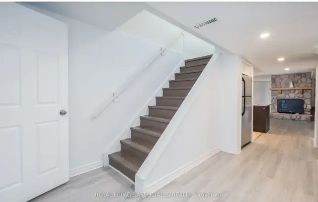 Amazing 1 bedroom basement for rent Markham & 14th. 647 687 2432 - Photo 3