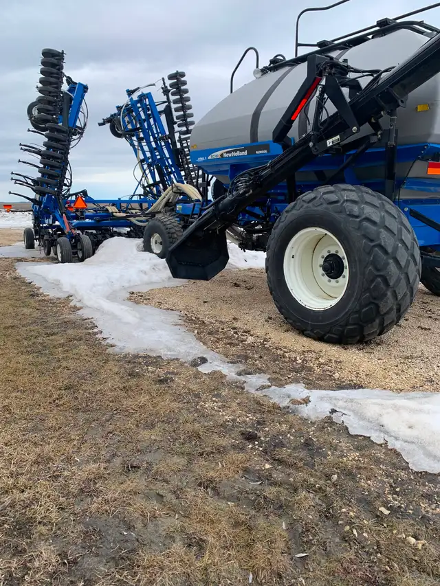 New Holland SD440 44ft Airseeder with SC380 Tank - Photo 2