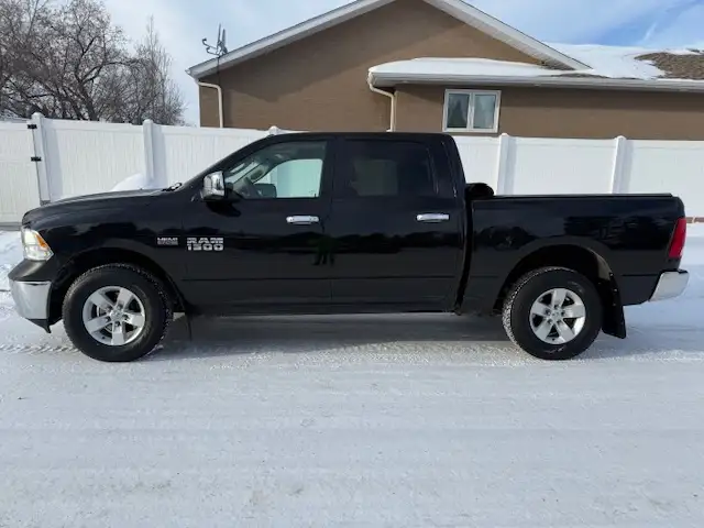 2018 RAM 1500 CREW CAB 4X4 - - SLT - PKG- VERY RARE 6 SEATS