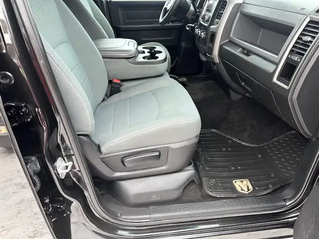 2018 RAM 1500 CREW CAB 4X4 - - SLT - PKG- VERY RARE 6 SEATS - Photo 9