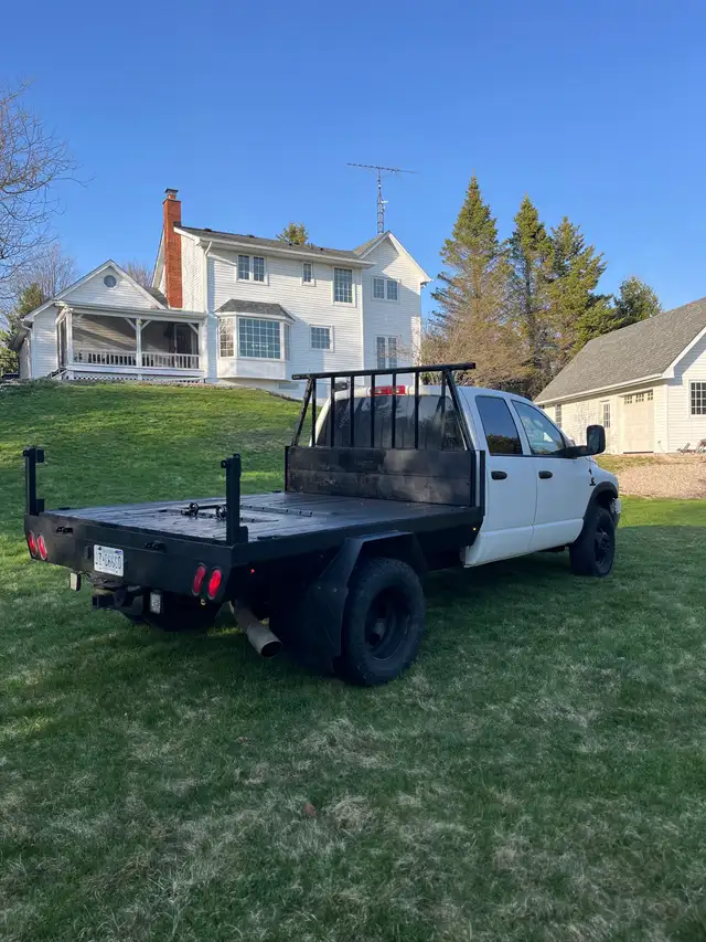 Dodge Ram 3500 Dually – Cummins Diesel – Flatbed – Hauler - Photo 4