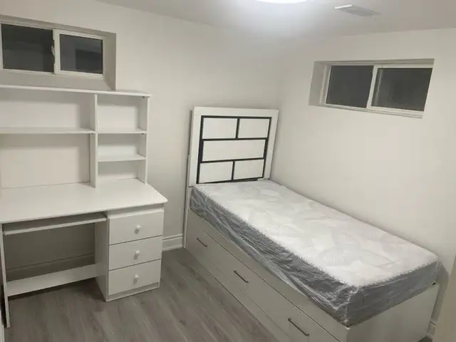 Room for sublet till Sep 2026 in Hamilton in Girls only house - Photo 2