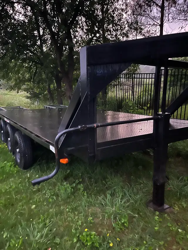 Eagle Gooseneck Flatbed Trailer – Triple Axle – Heavy Duty - Photo 2