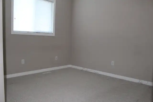 Spacious 3 Bed, 2.5 Bath Home in Terwillegar Towne - Photo 4