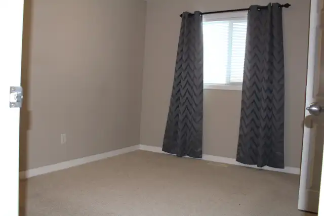 Spacious 3 Bed, 2.5 Bath Home in Terwillegar Towne - Photo 7