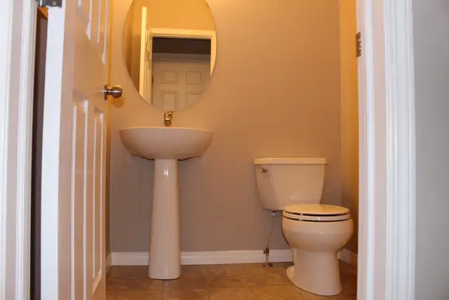 Spacious 3 Bed, 2.5 Bath Home in Terwillegar Towne - Photo 8