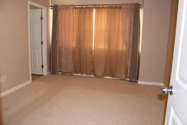 Spacious 3 Bed, 2.5 Bath Home in Terwillegar Towne - Photo 13