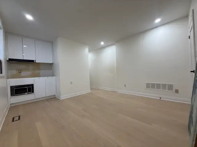 Downtown Toronto one newly renovated studio available May 1st - Photo 2