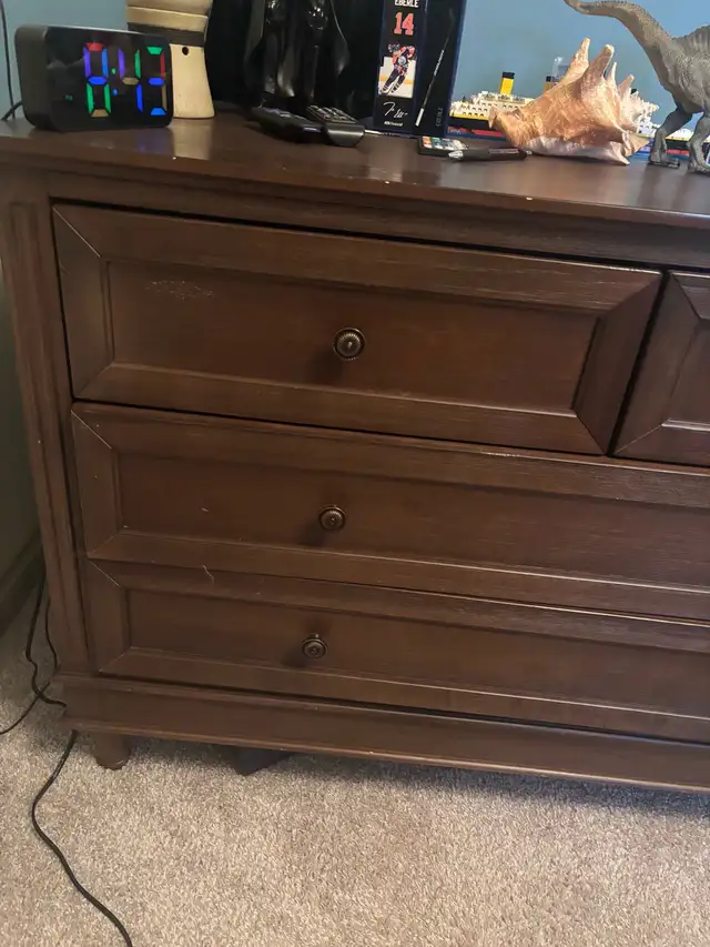 Solid wood double bed and dresser set - Photo 4