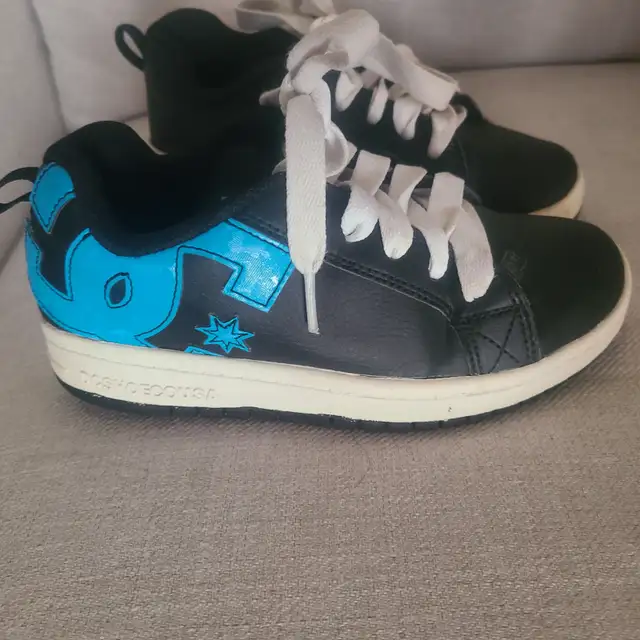 Youth boy sneakers Size 4