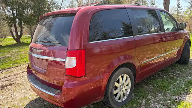 2015 Chrysler Town & Country Touring - Photo 4