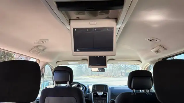 2015 Chrysler Town & Country Touring - Photo 8