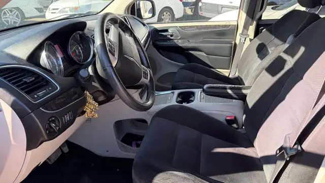 2015 Chrysler Town & Country Touring - Photo 9