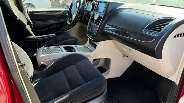 2015 Chrysler Town & Country Touring - Photo 10