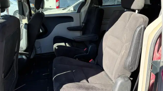 2015 Chrysler Town & Country Touring - Photo 11