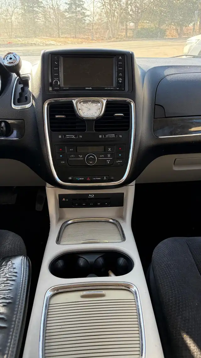 2015 Chrysler Town & Country Touring - Photo 13